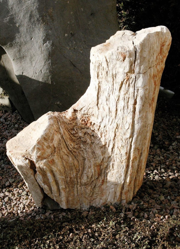 Urnmonument versteend hout