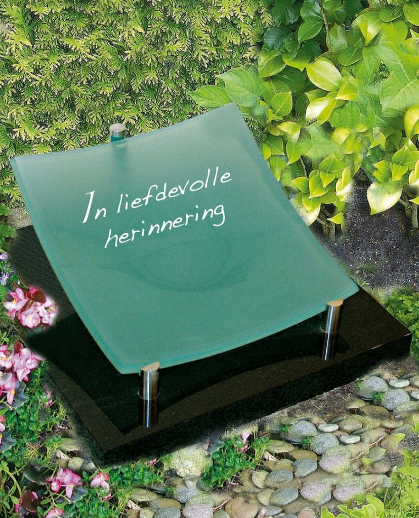 Urnmonument zwart graniet met gebogen melkglas