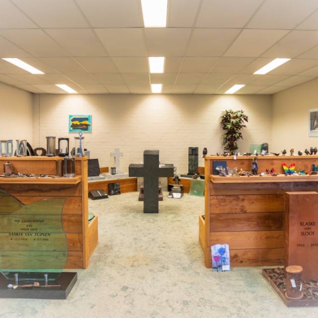 Zaal met urnmonumenten en grafaccessoires