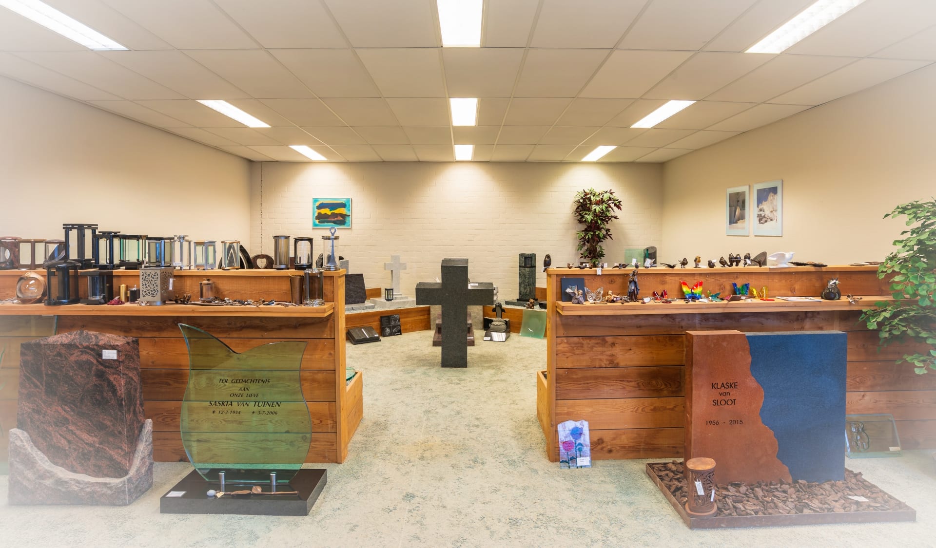 Zaal met urnmonumenten en grafaccessoires