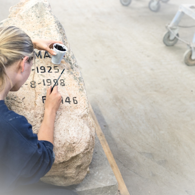 Grafsteen belettering in de werkplaats van Hutting Natuursteen