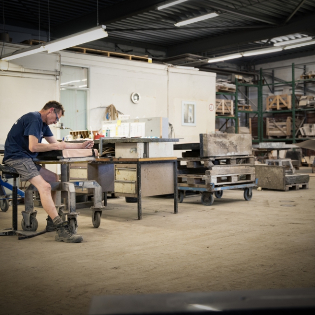 De werkplaats met gekwalificeerde vakmensen van Hutting Natuursteen