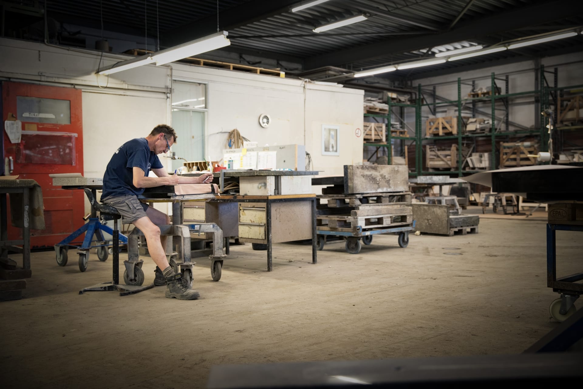 De werkplaats met gekwalificeerde vakmensen van Hutting Natuursteen