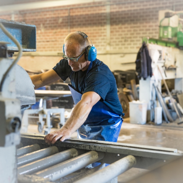 De nauwkeurigheid van een vakman in het maken van een grafsteen