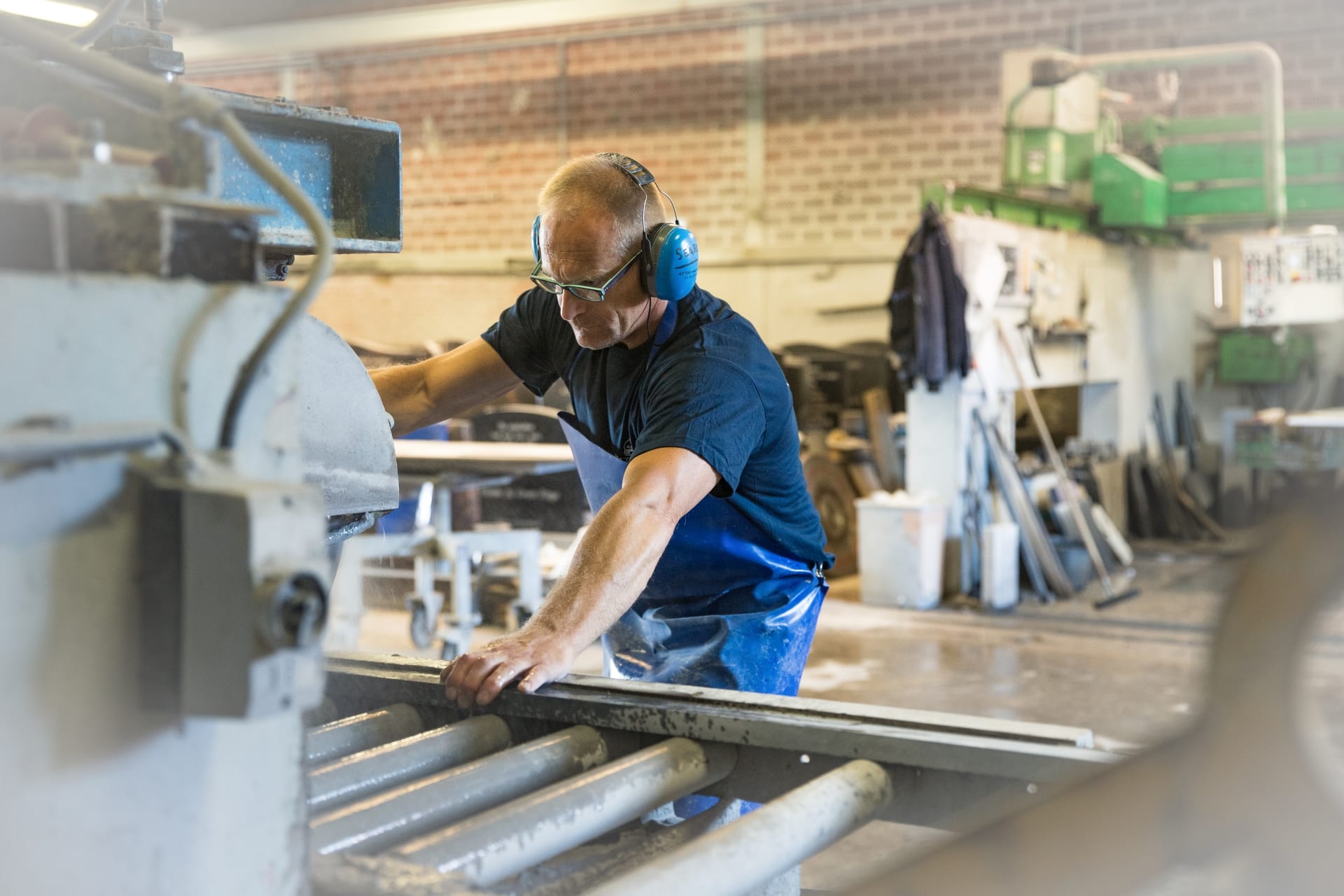 De nauwkeurigheid van een vakman in het maken van een grafsteen