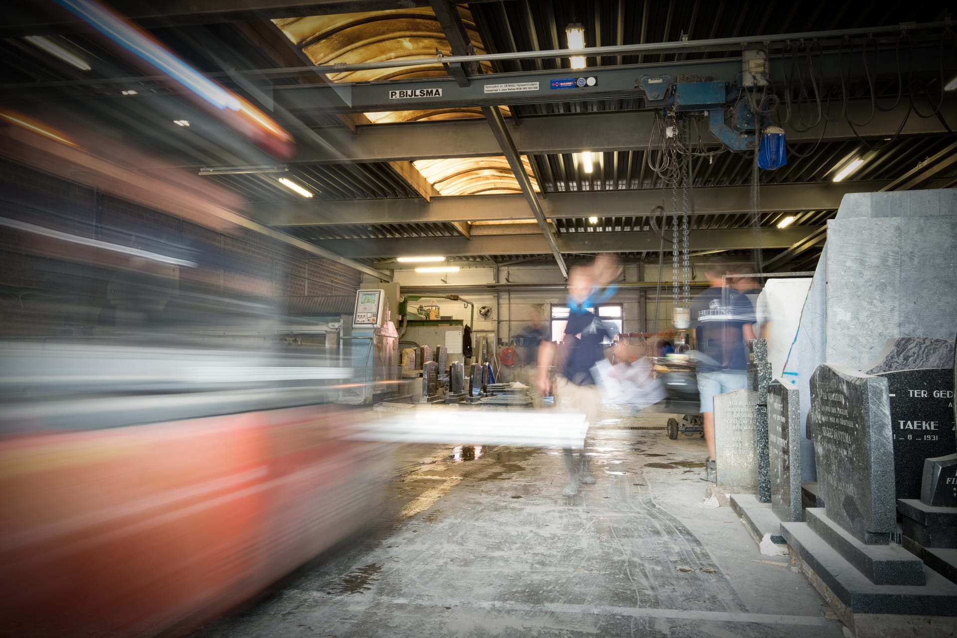 De grote werkplaats met bouwmachines van Hutting Natuursteen