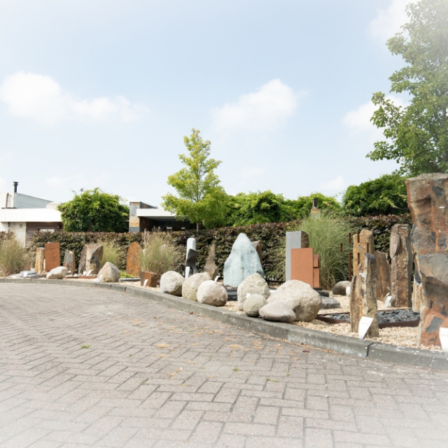 De diversiteit aan budgetmonumenten bij Hutting Natuursteen in de monumententuin