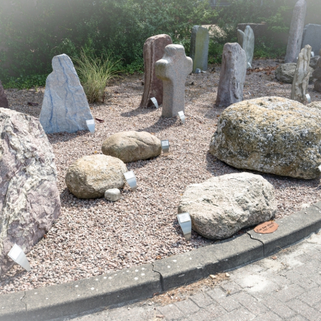 Morenekeien, basaltzuilen en een zwitserse gneis in de monumententuin van Hutting Natuursteen