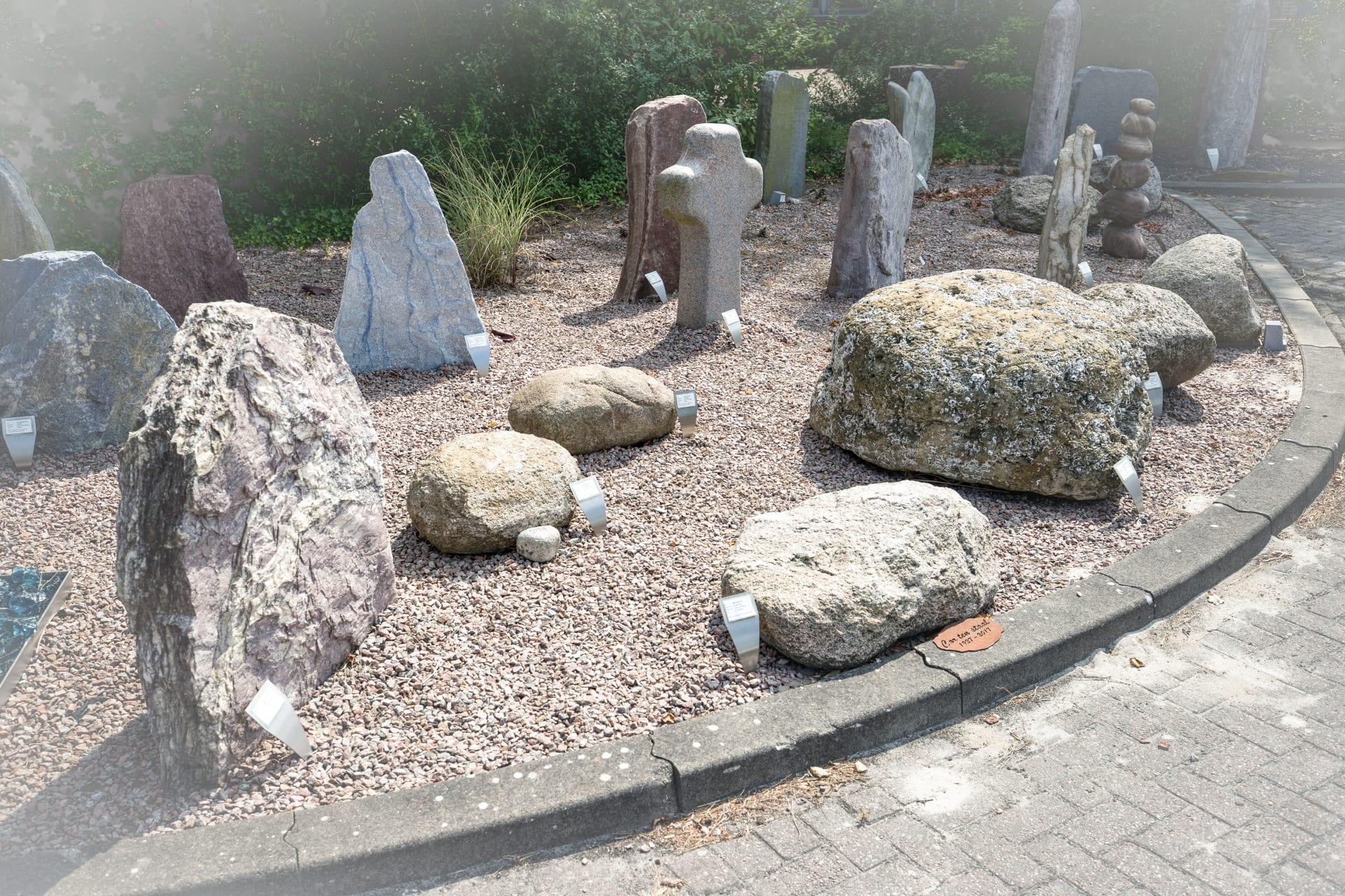 Morenekeien, basaltzuilen en een zwitserse gneis in de monumententuin van Hutting Natuursteen