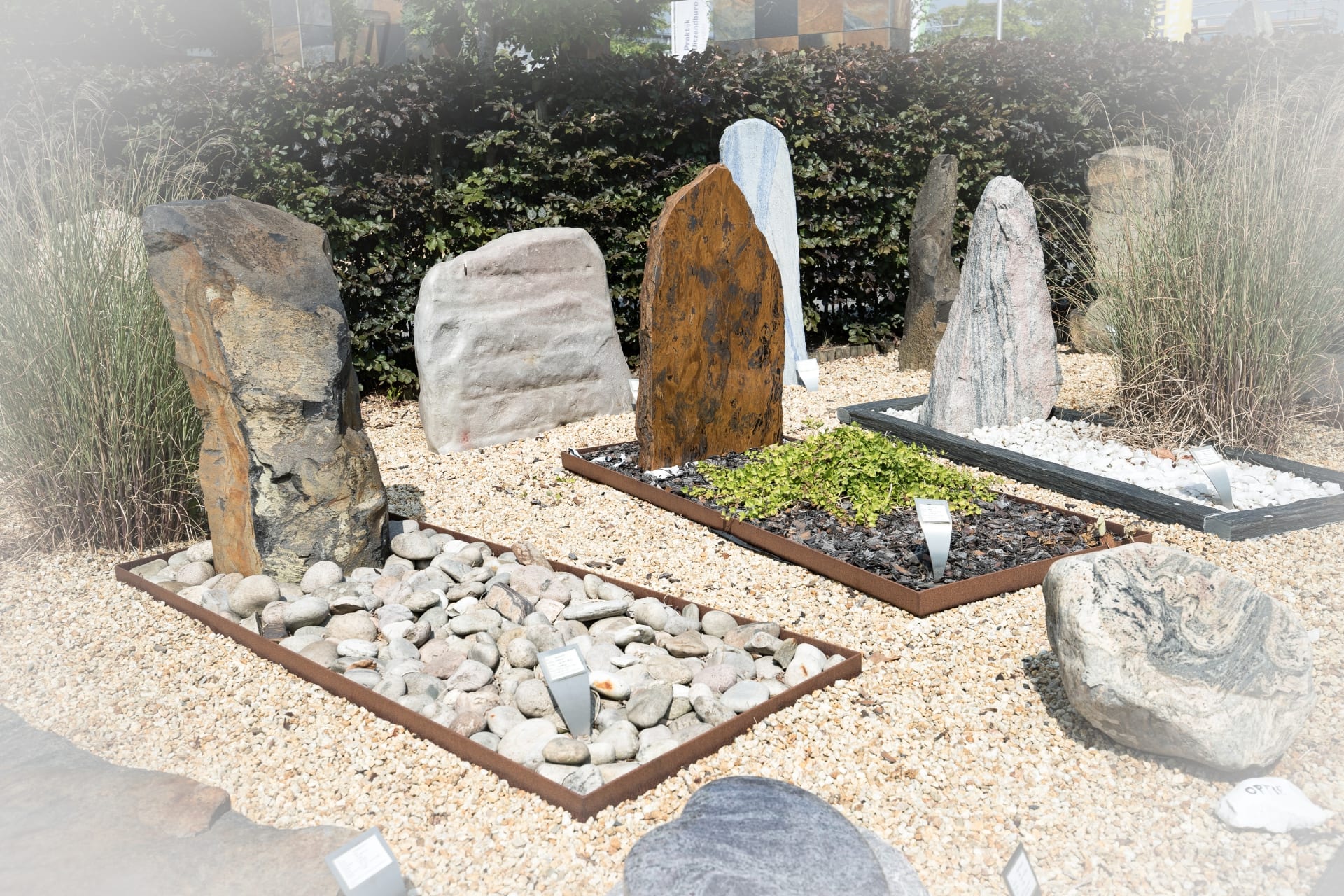 Monumenten met grafbedekking in de monumententuin van Hutting Natuursteen