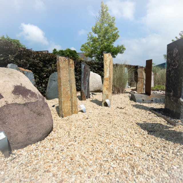 Verschillende keien, basaltzuilen en stenen in de monumententuin van Hutting Natuursteen