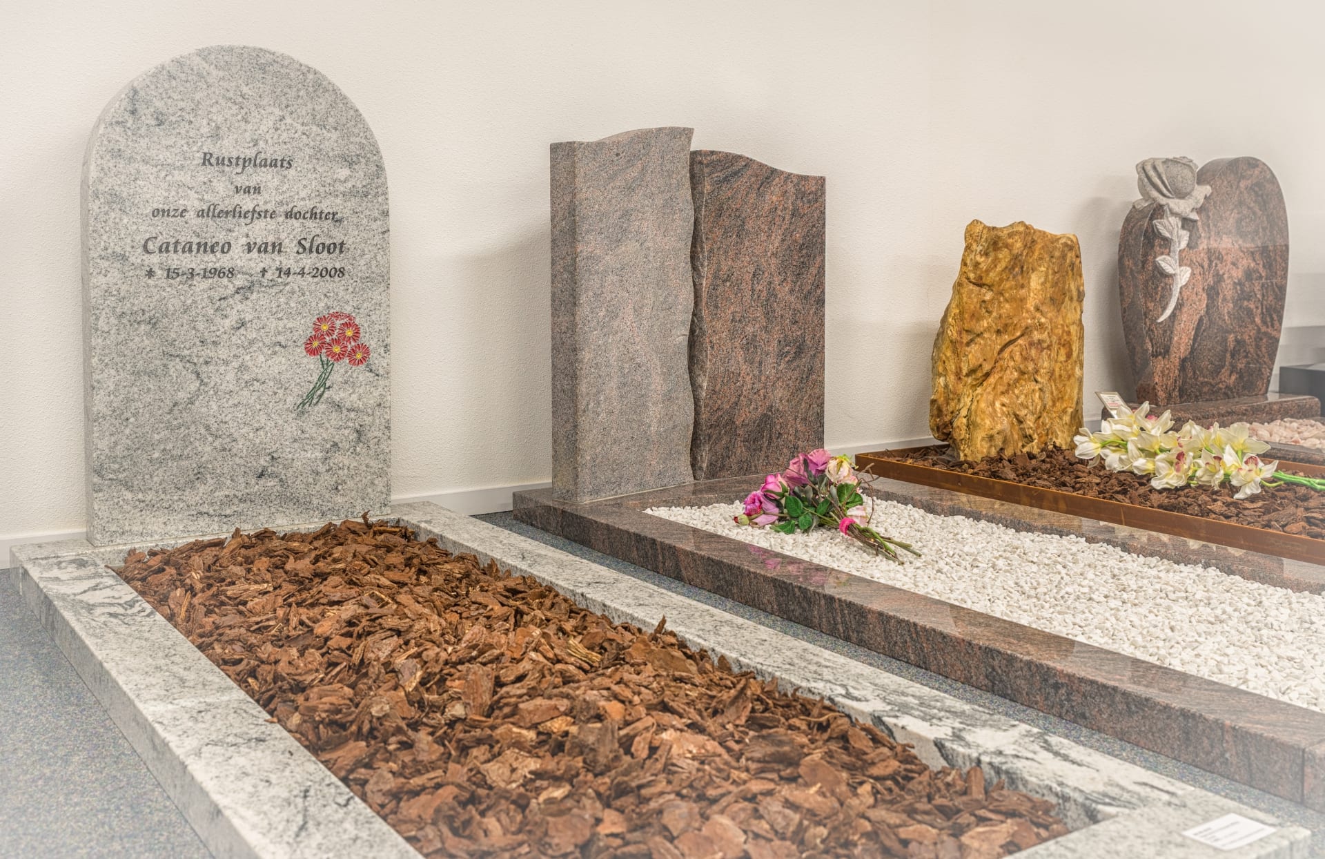 Monumenten met grafbedekking in toonzaal de Westereen