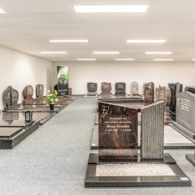Vijftig monumenten opgesteld in de toonzaal in de Westereen