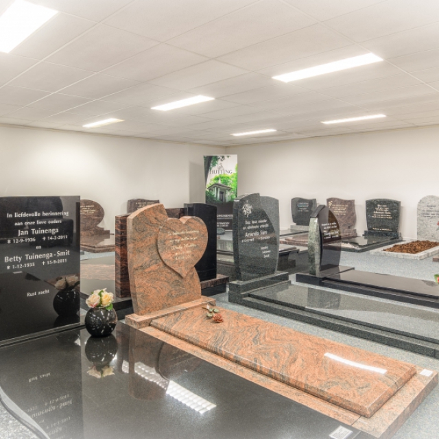 Een diversiteit een grafmonumenten in de toonzaal van de Westereen