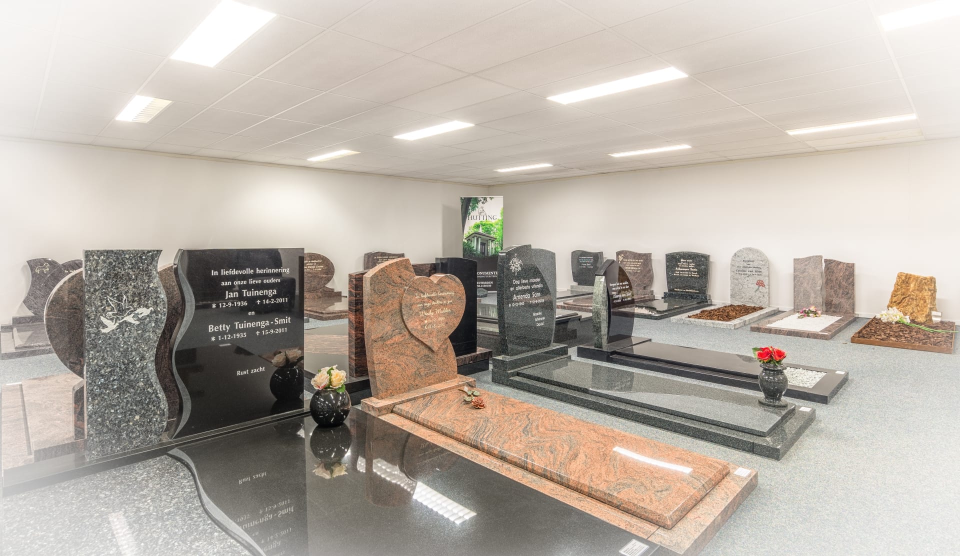 Een diversiteit een grafmonumenten in de toonzaal van de Westereen