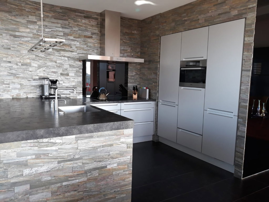 Keuken met rockwall natuursteen