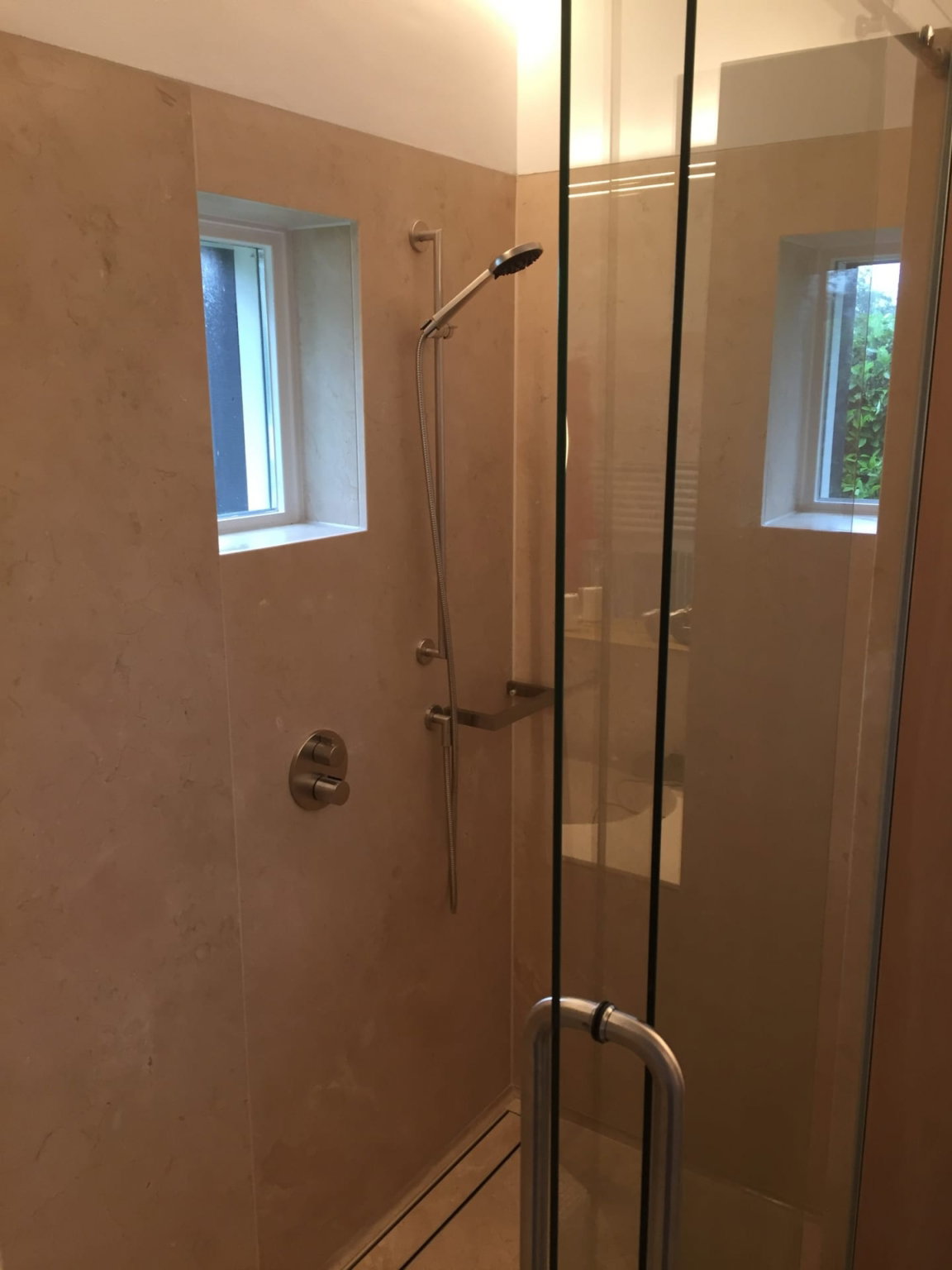 Crema Marfil douche scaled