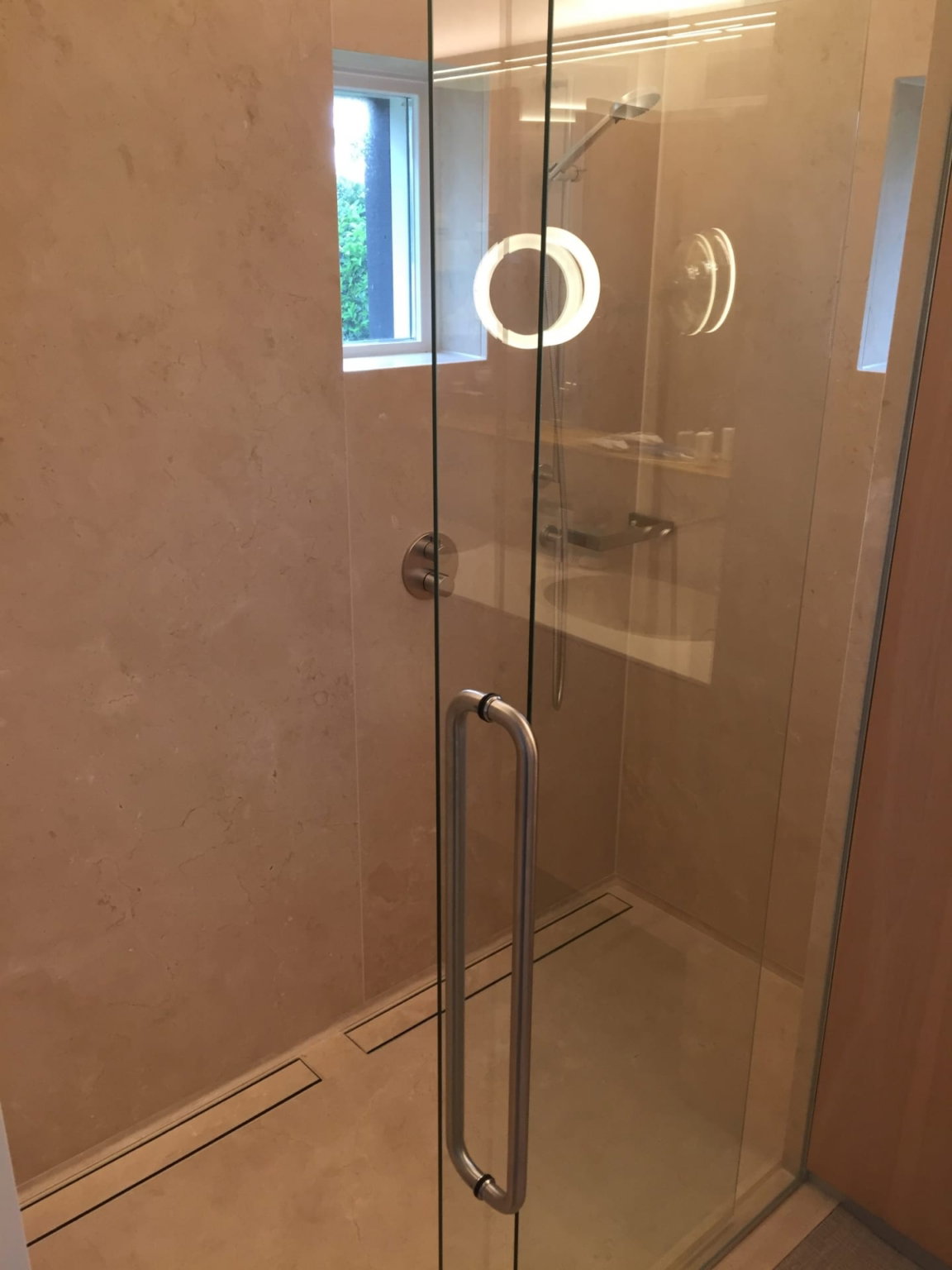 Crema Marfil muur scaled