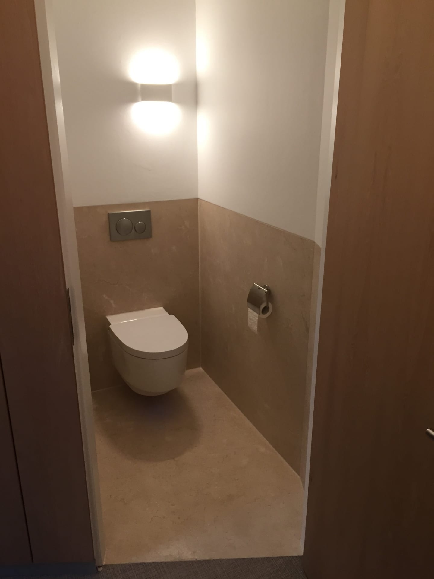 EERNEWOUDE – Badkamer en toilet in Crema Marfil
