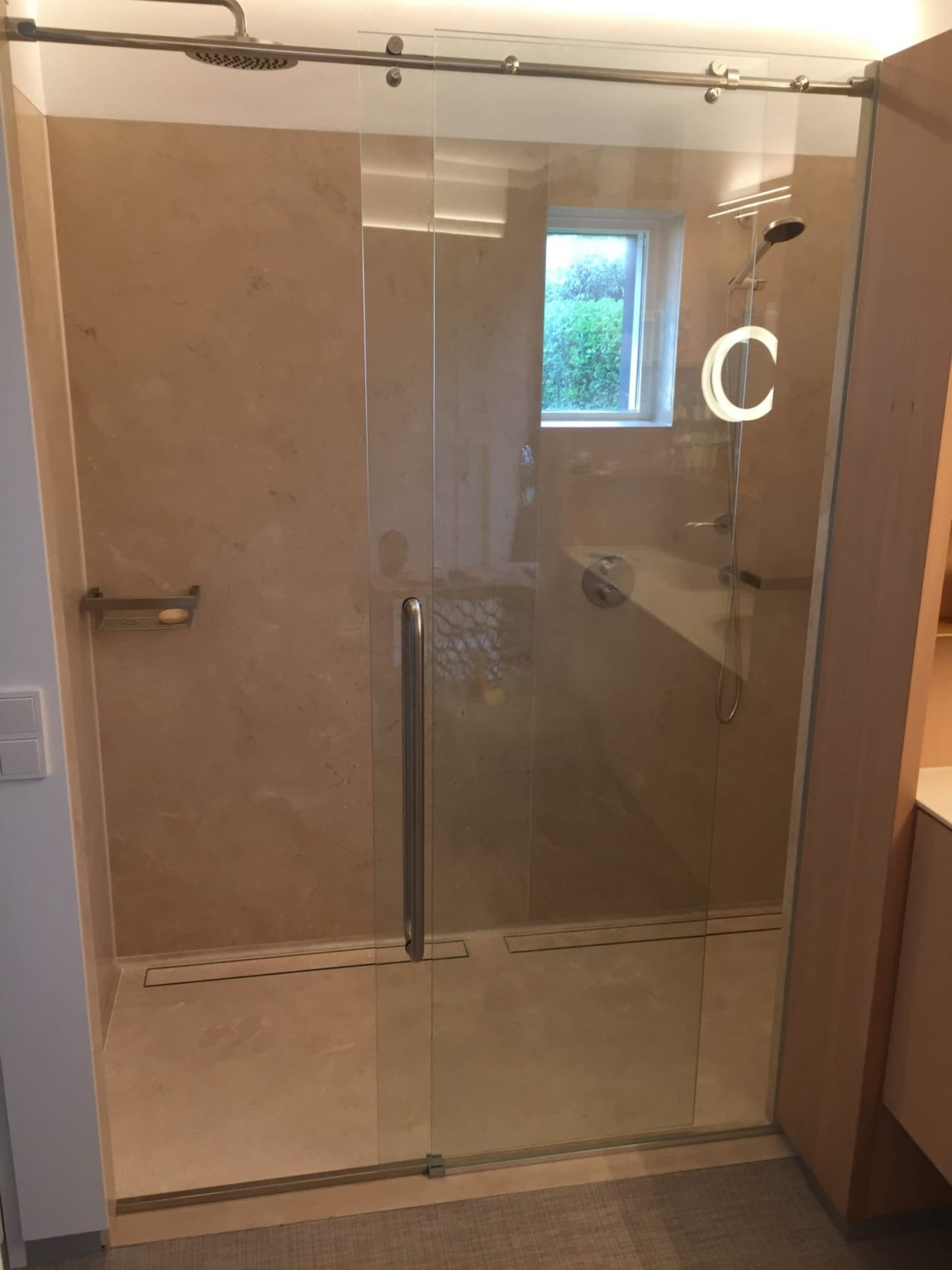 Douchedeur met Crema Marfil scaled