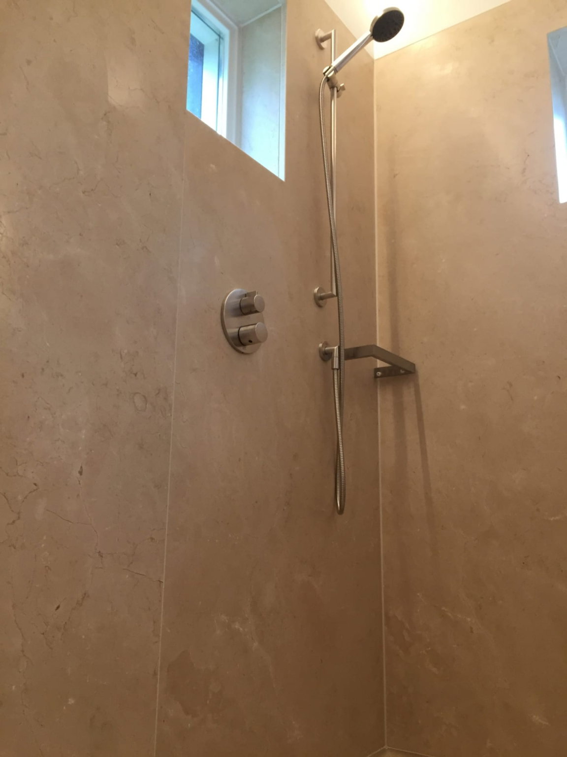 Muur van Crema Marfil scaled