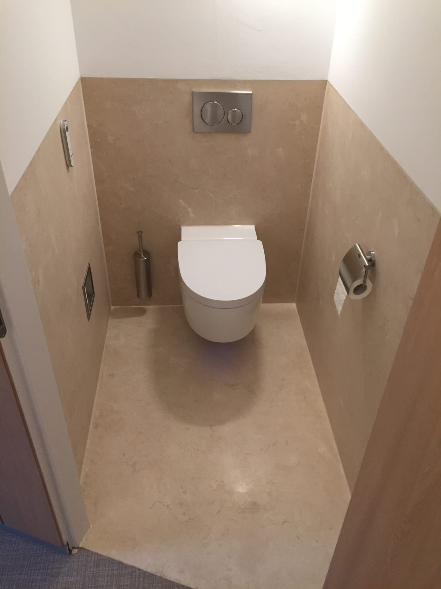 EERNEWOUDE – Badkamer en toilet in Crema Marfil