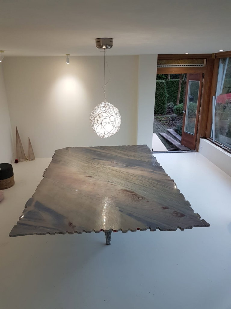 Tafel gemaakt van het materiaal azul imperial