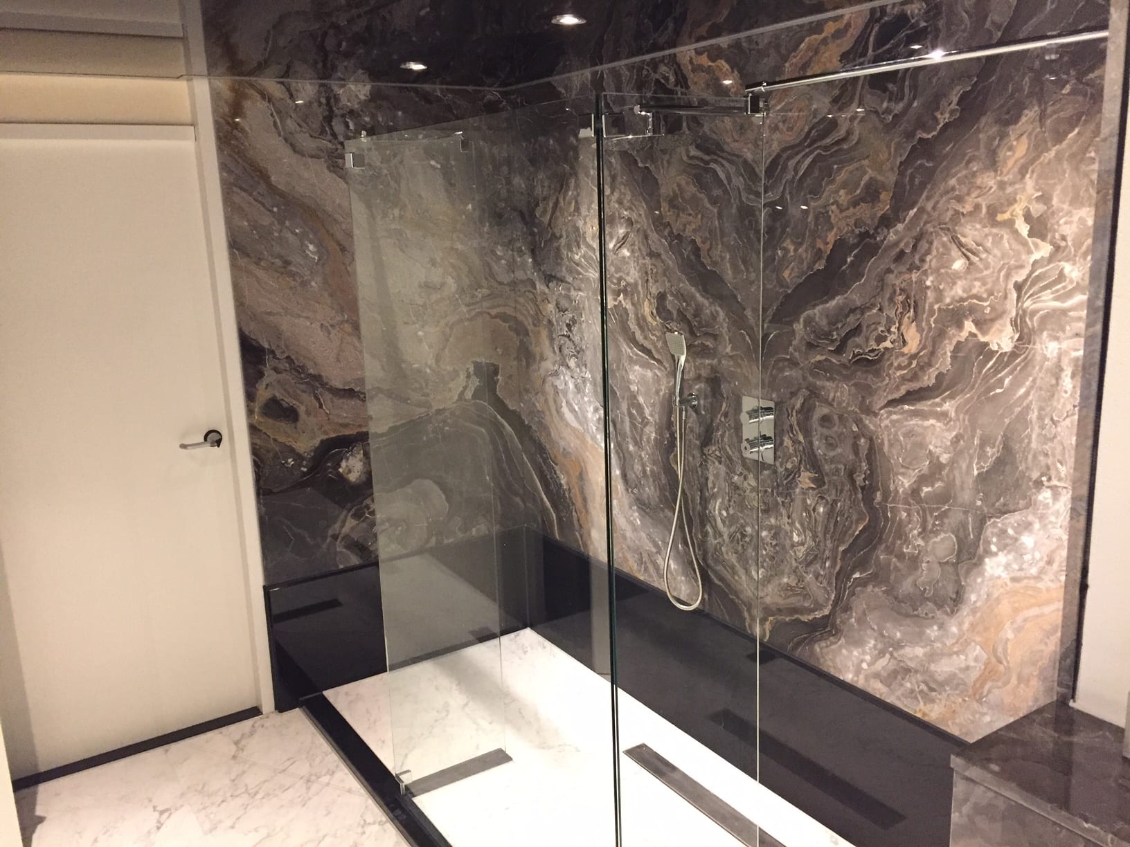 HEERENVEEN – Badkamer en toilet in Arabescato Orobico