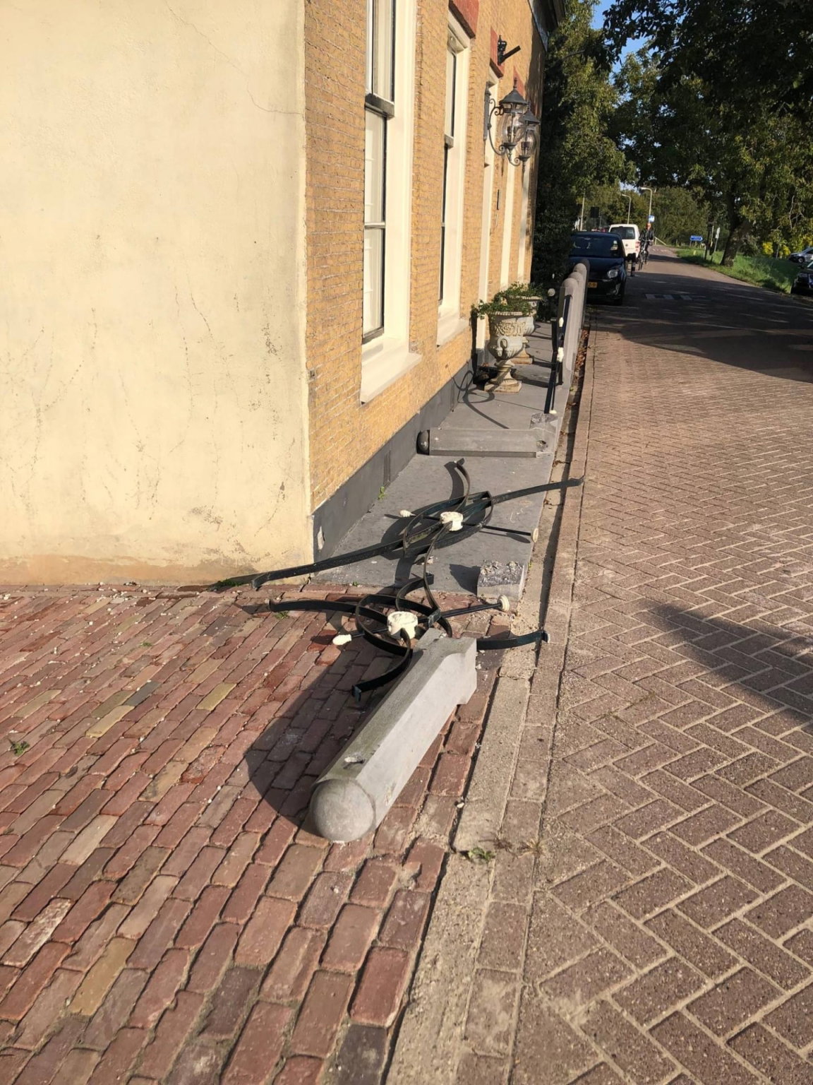 Verwaarlozing stoeppaal scaled