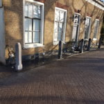 Zijaanzicht restauratie stoeppaal