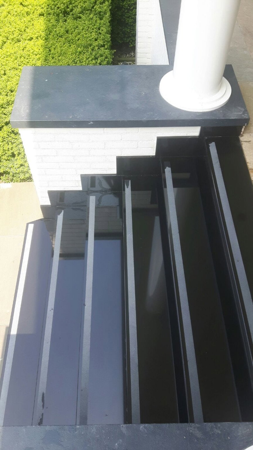 Zwart granieten trap bovenaanzicht