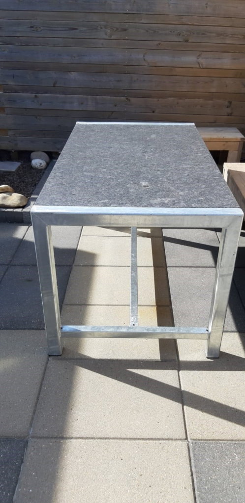 Buitentafel natuursteen Steel Grey graniet geborsteld