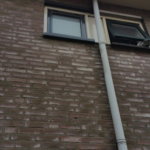 Lekdorpel raam grijze natuursteen