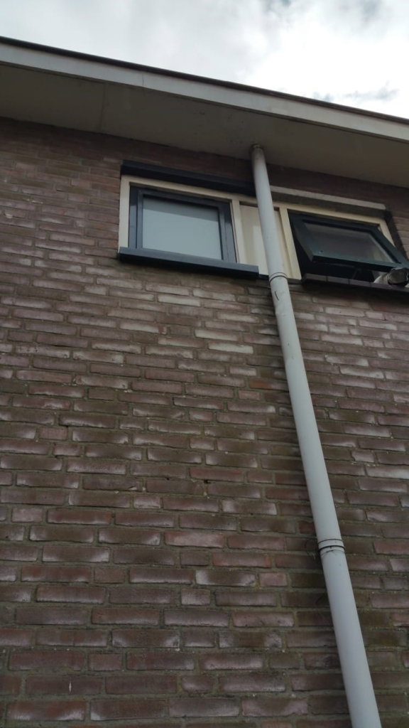 Lekdorpel raam grijze natuursteen