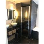Badkamer natuursteen tegels Carbon Gold 1 scaled