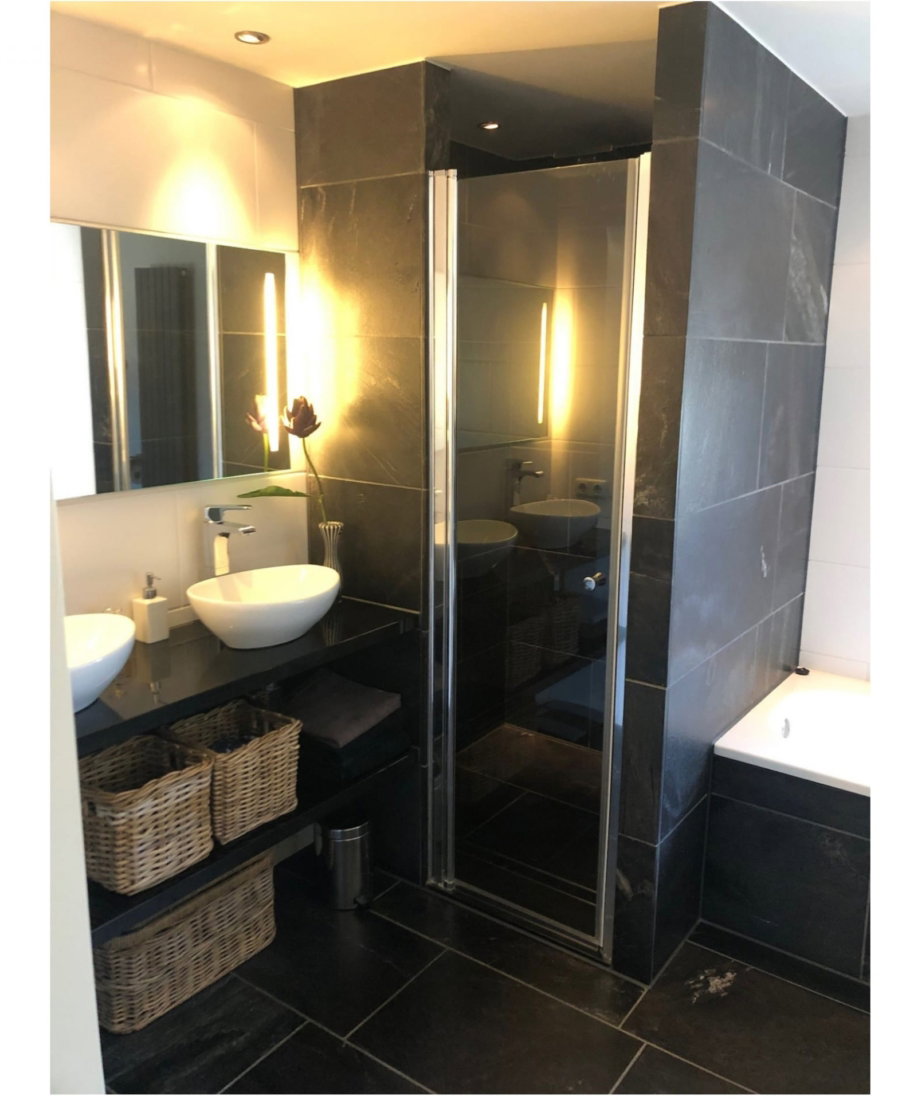 Badkamer natuursteen tegels Carbon Gold 1 scaled