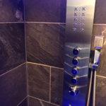 Carbon Gold tegels badkamer scaled