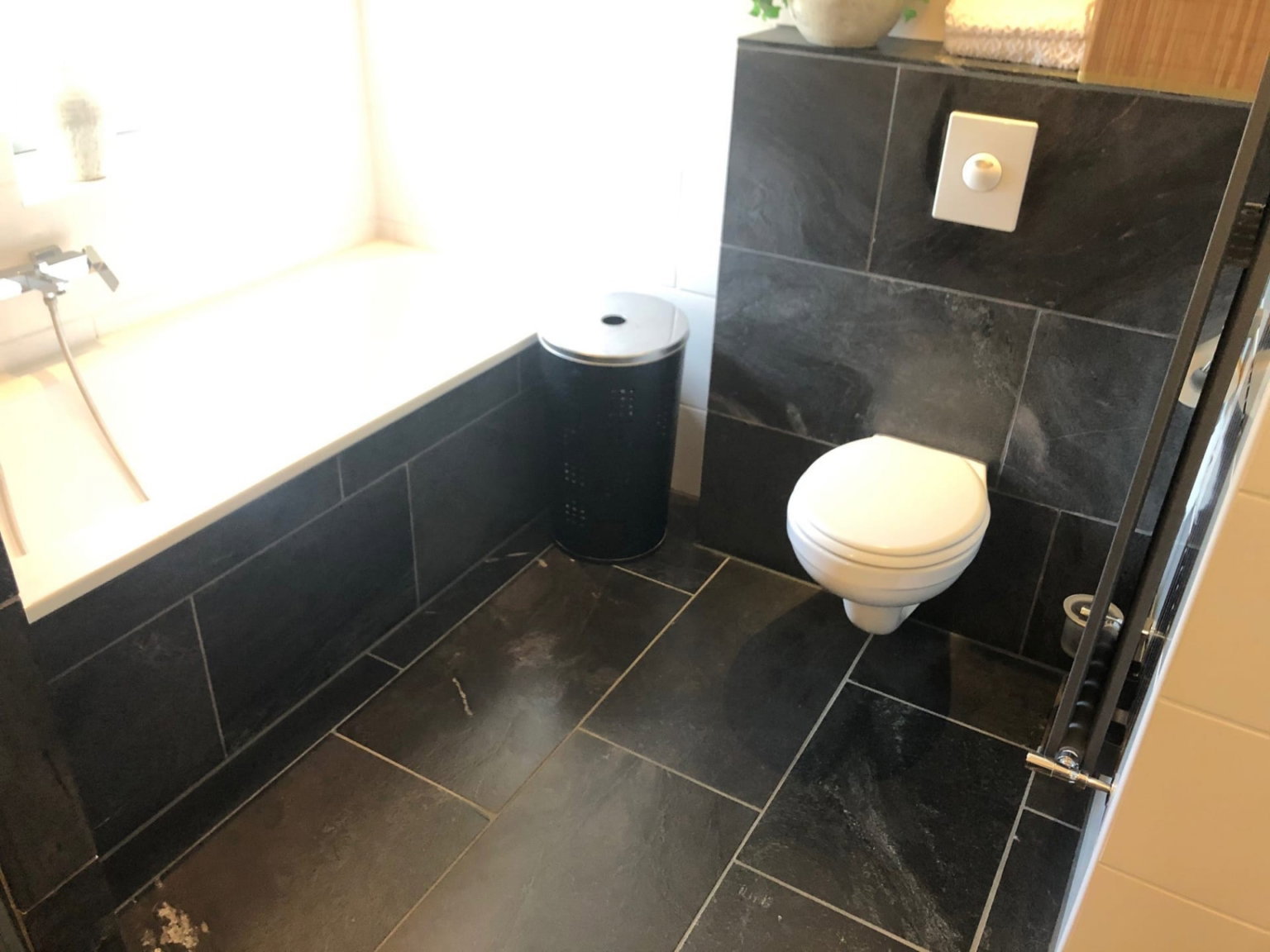 Natuursteen tegels badkamer Carbon Gold scaled