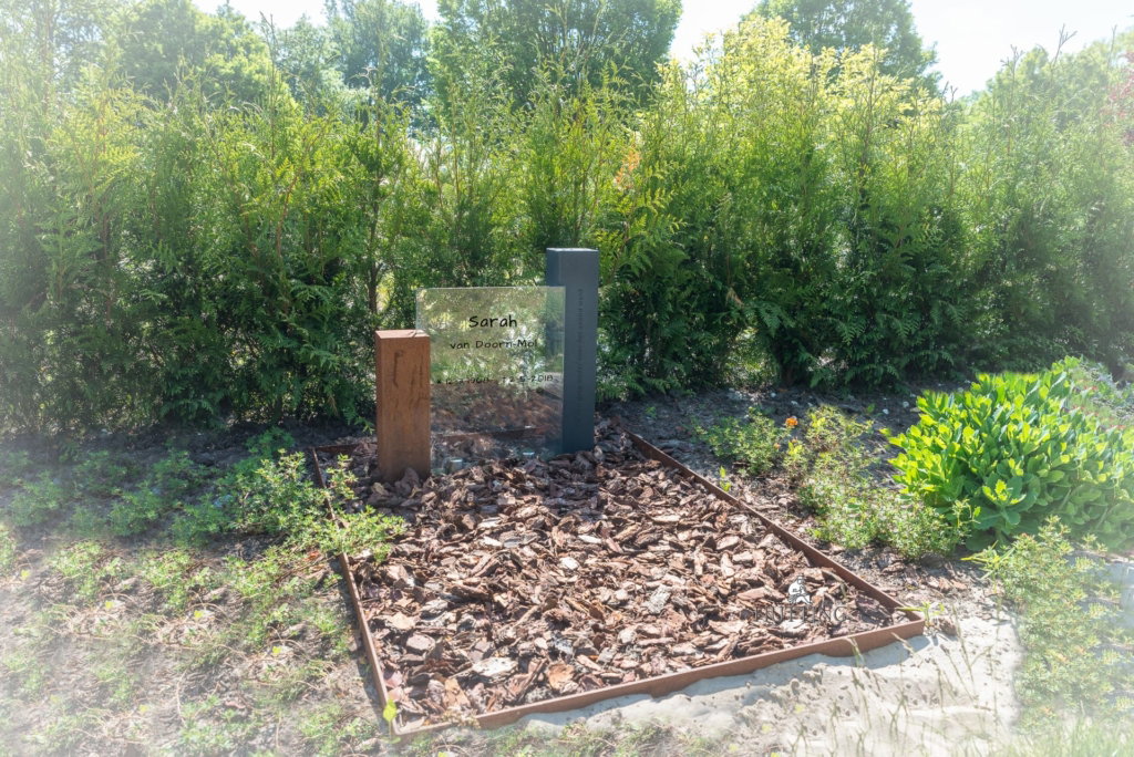 Grafmonument cortenstaal en glas scaled