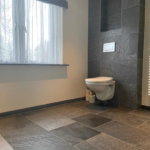 Badkamer met luxe natuursteen tegels