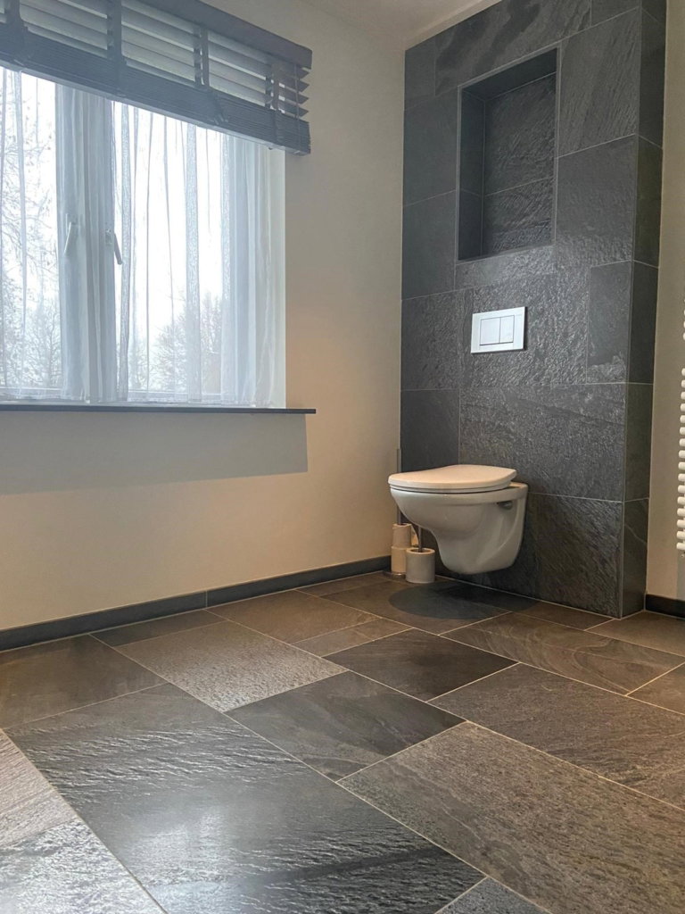 Badkamer met luxe natuursteen tegels