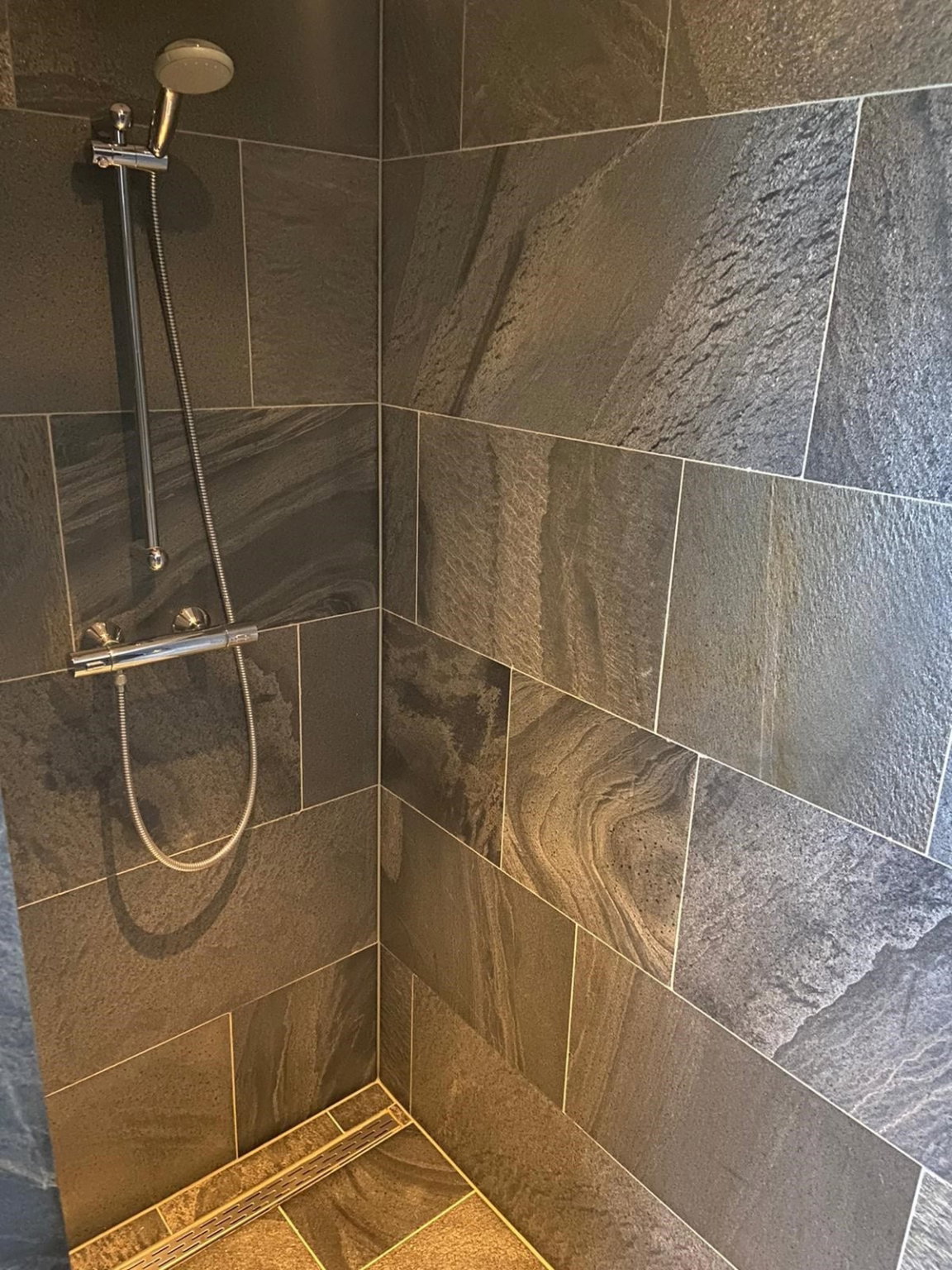 Douche natuursteen tegels