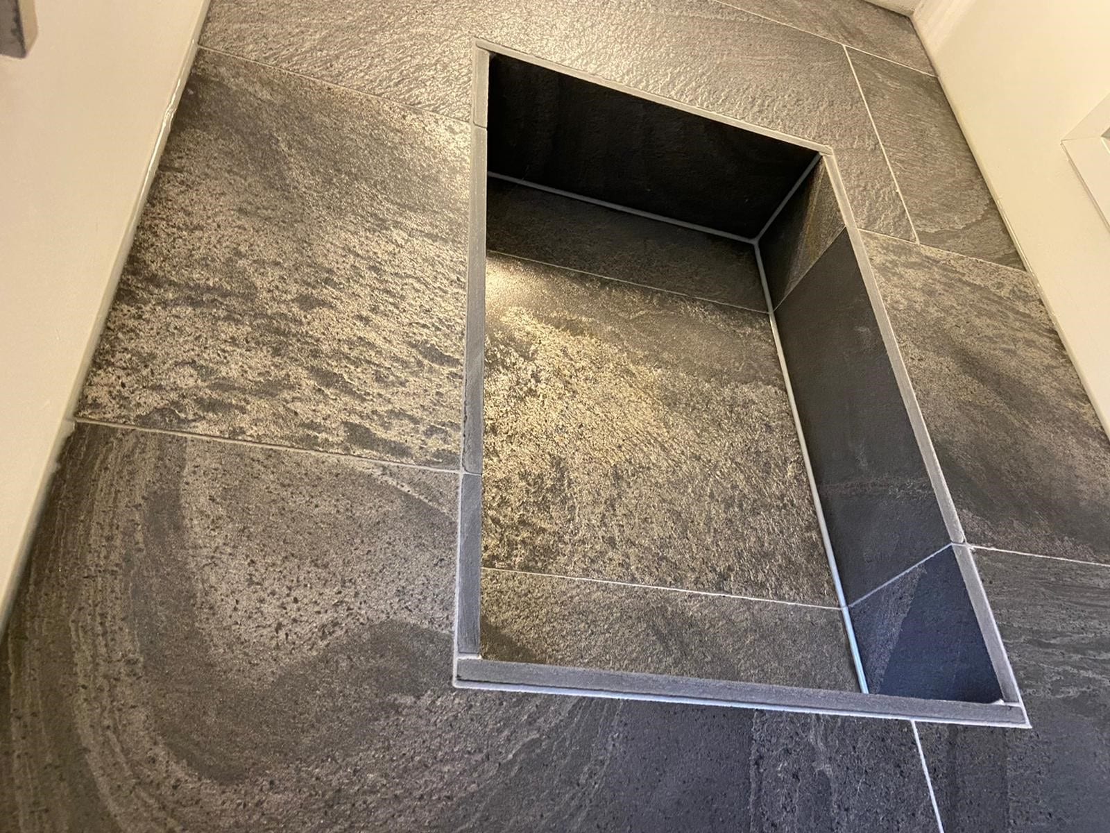 BUITENPOST – Natuursteen vloer- en wandtegels toilet