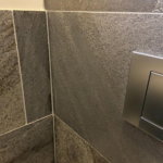 Toilet met natuursteen tegels
