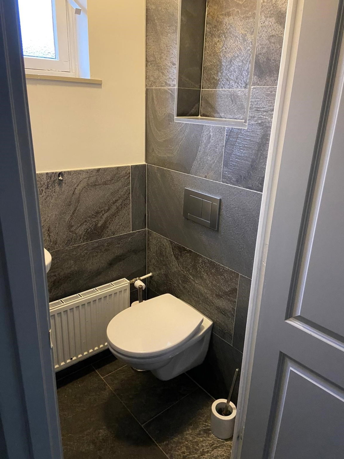Toilet met natuursteen vloertegels en wandtegels