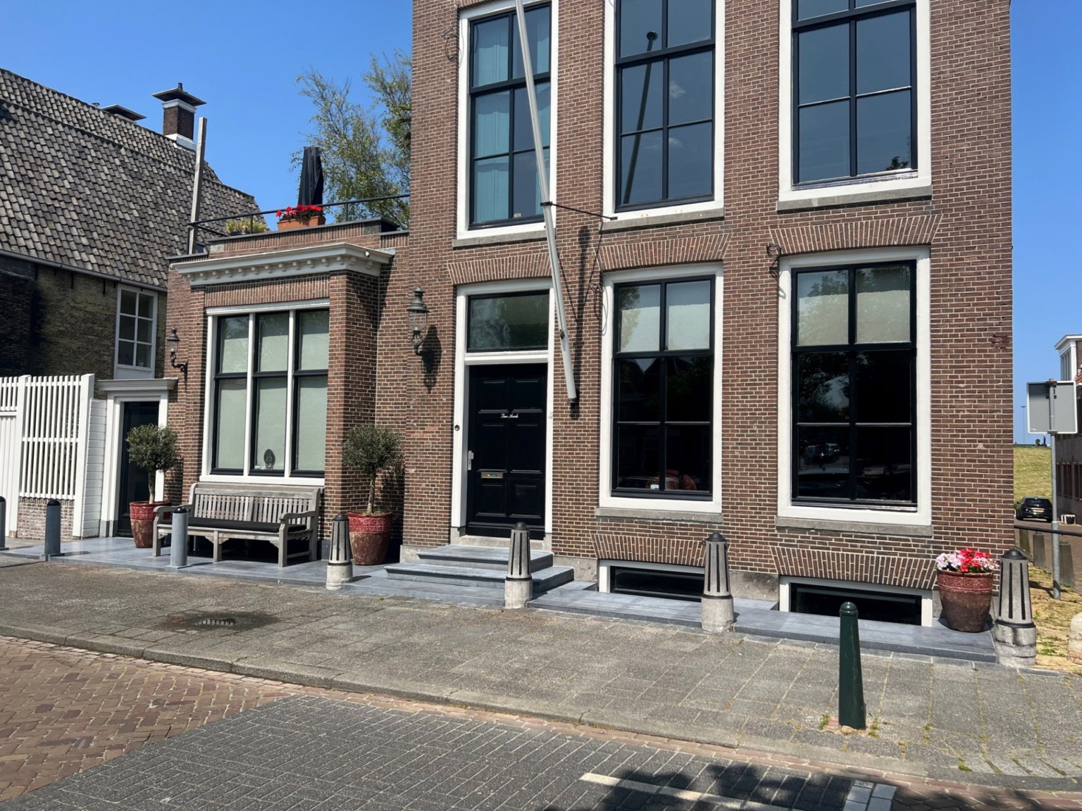 Hardsteen stoep Harlingen scaled