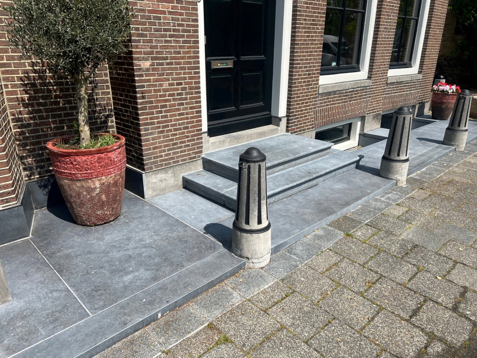 Restauratie natuursteen stoep Leeuwarden scaled