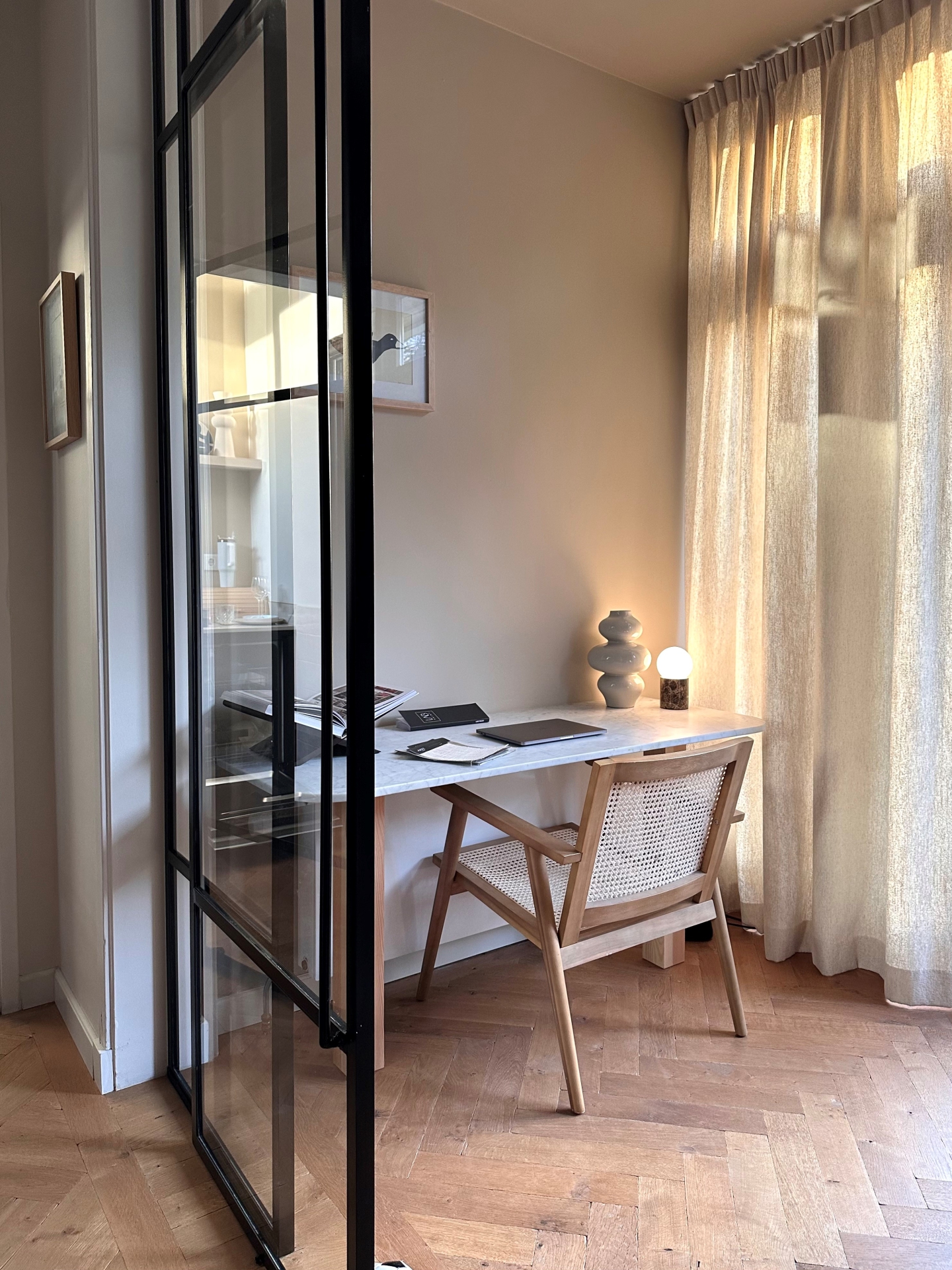 LEEUWARDEN – Bureaublad Bianco Carrara marmer