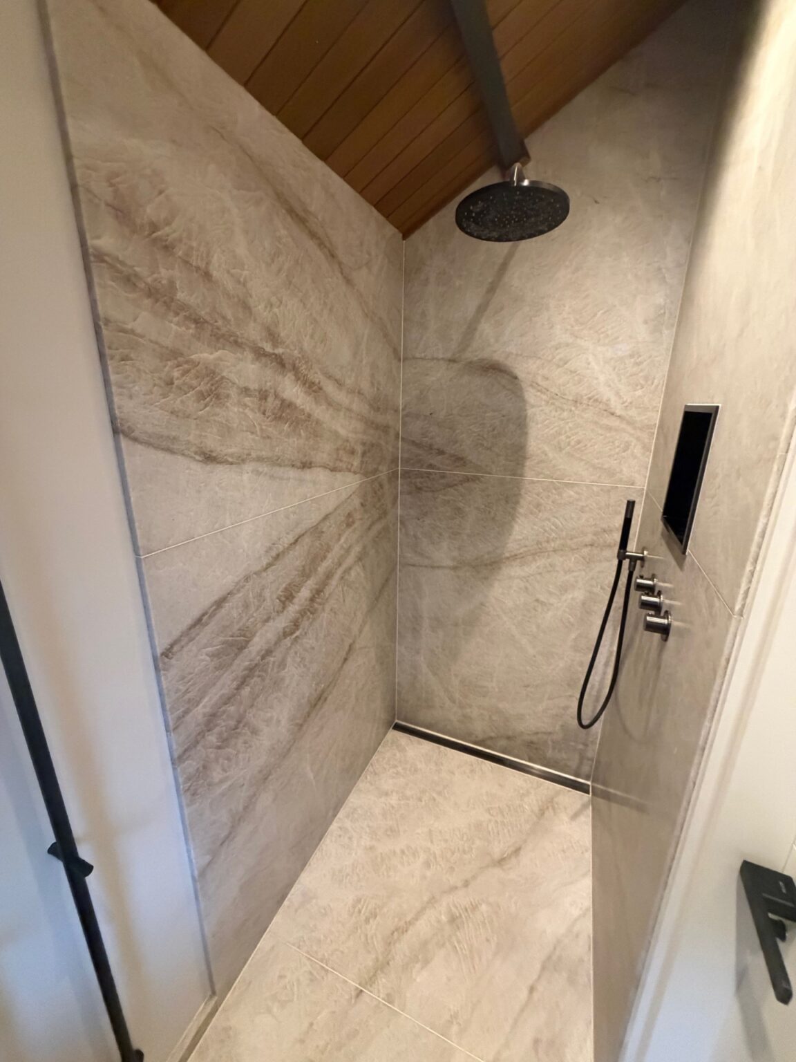 LEEUWARDEN – Badkamer Taj Mahal kwartsiet