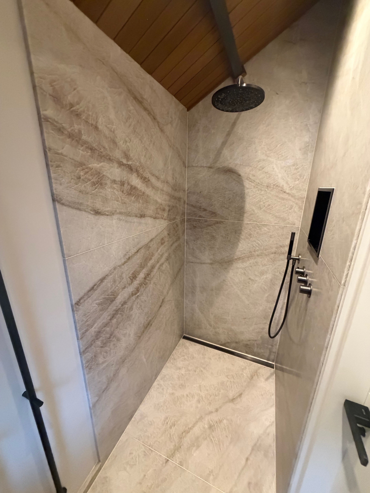 LEEUWARDEN – Badkamer Taj Mahal kwartsiet